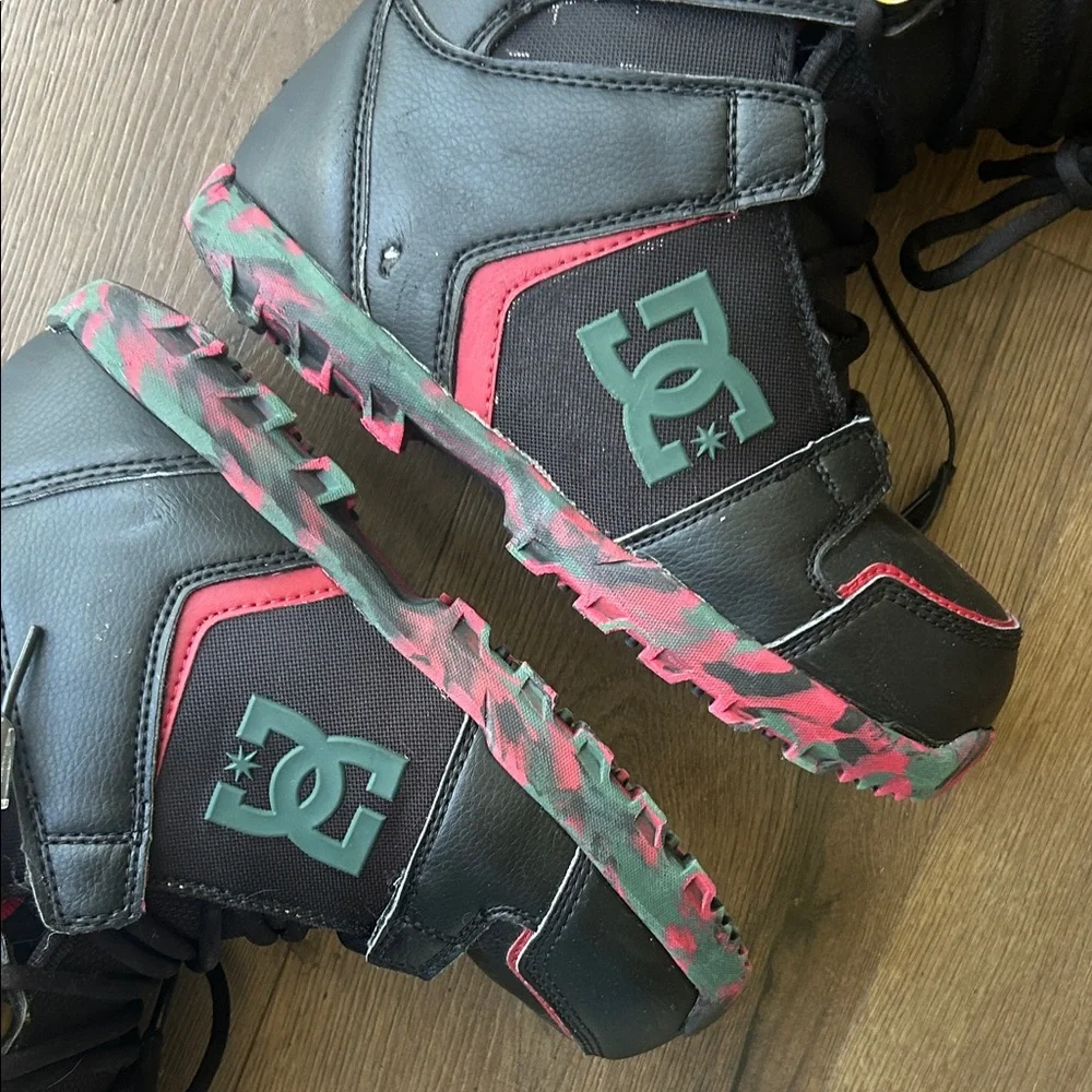 DC Black Snowboard Boots with red Accents and gold Hardware ! Size 7